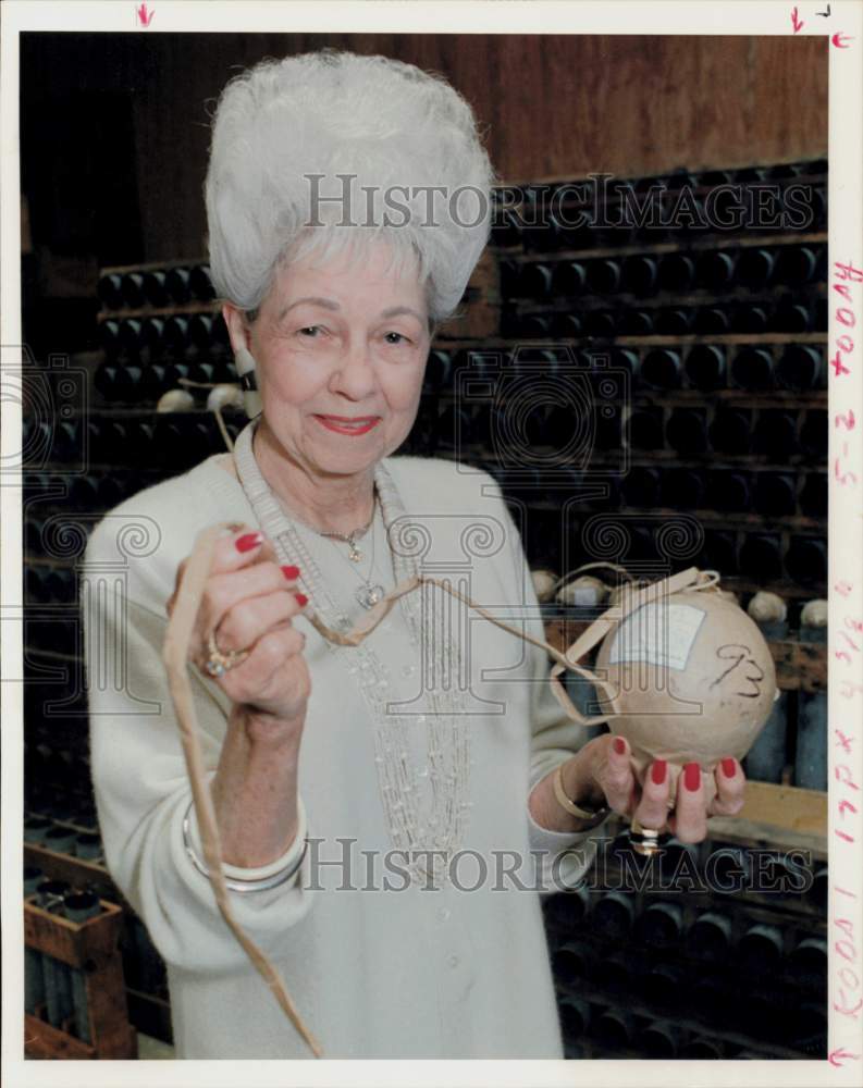 1988 Press Photo Lee Cohen, Houston Grand Dame of Fireworks holds her creation.- Historic Images