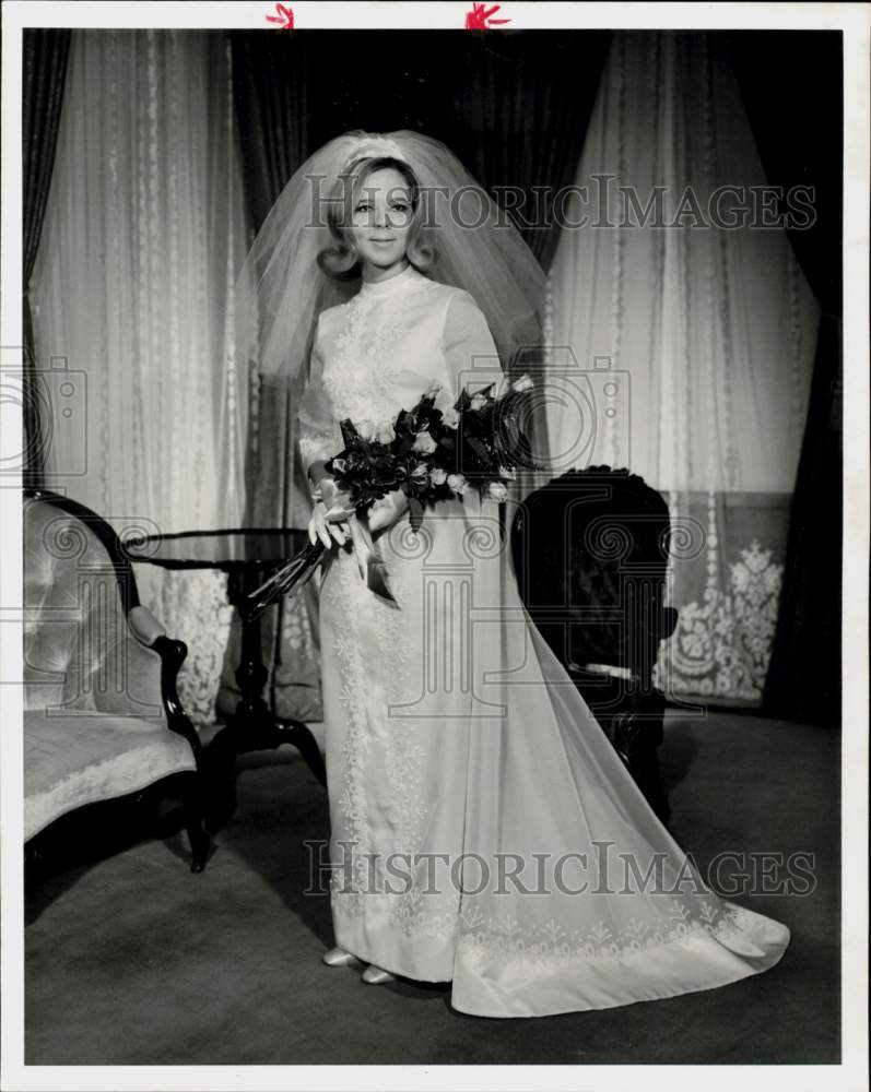 1968 Press Photo Sharon Connally poses in her wedding dress. - hpa92992- Historic Images