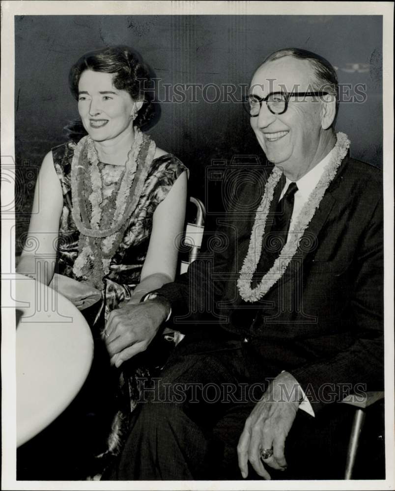 1961 Press Photo Dorothy and Gunnar Dahlberg attend Hawaiian Village &quot;Luau.&quot;- Historic Images