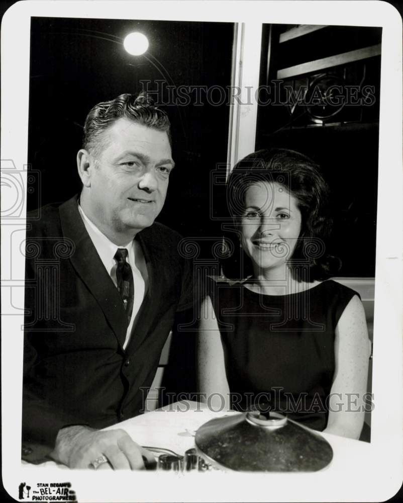 1968 Press Photo Judge and Mrs. Kenneth Pacetti dine at Bennett&#39;s Steakhouse.- Historic Images