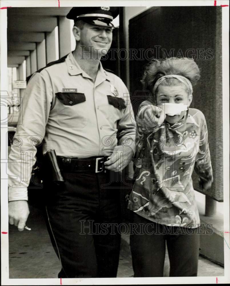 1968 Press Photo Robbery suspect Tina Marie Overton under escort in Houston, TX- Historic Images