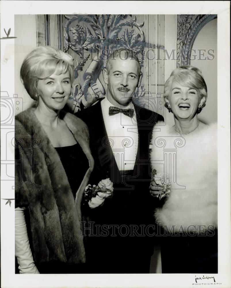 1964 Press Photo Dr. and Mrs. J.J. Neisler, Marjorie McDowell at the theatre.- Historic Images