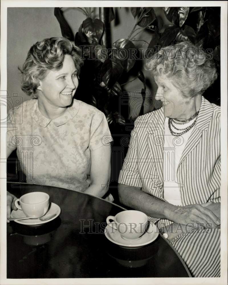 1967 Press Photo Thelma Mills and woman enjoy refreshments. - hpa93061- Historic Images