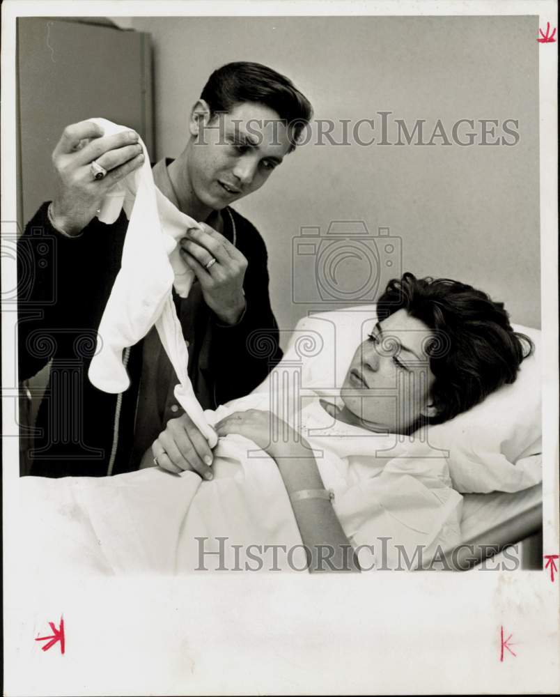 1966 Press Photo Larry Mitchell visits wife Martha in hospital. - hpa93066- Historic Images