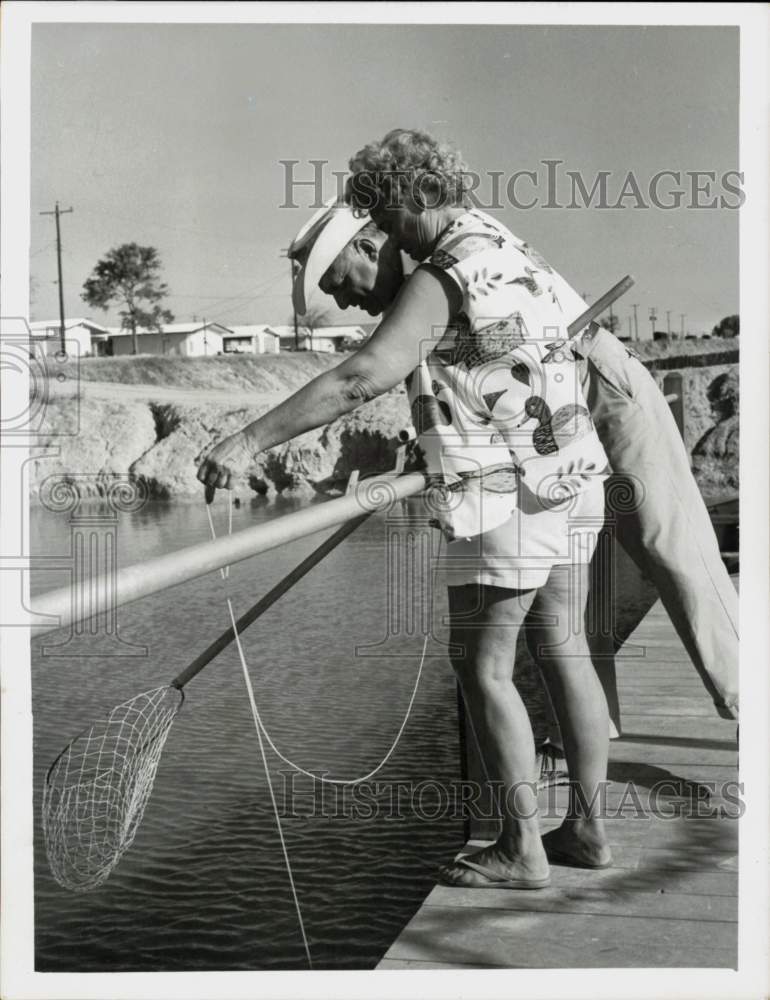 1963 Press Photo George Kesseler and Thelma Mitchell crabbing in her backyard.- Historic Images