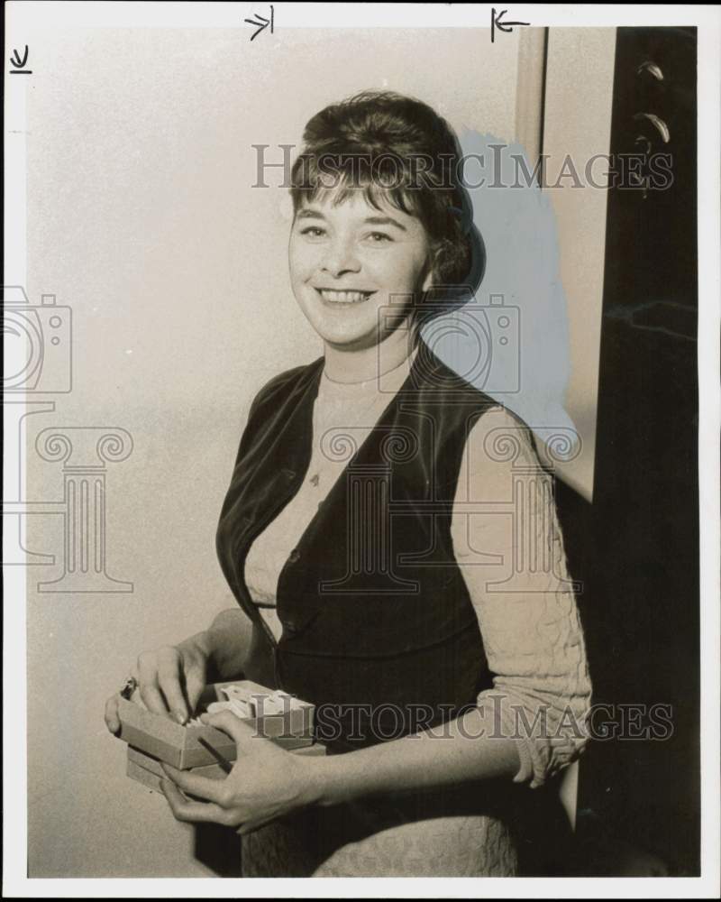 1965 Press Photo Connie Peters, Shamrock Pavilion Room hostess, holds matches- Historic Images