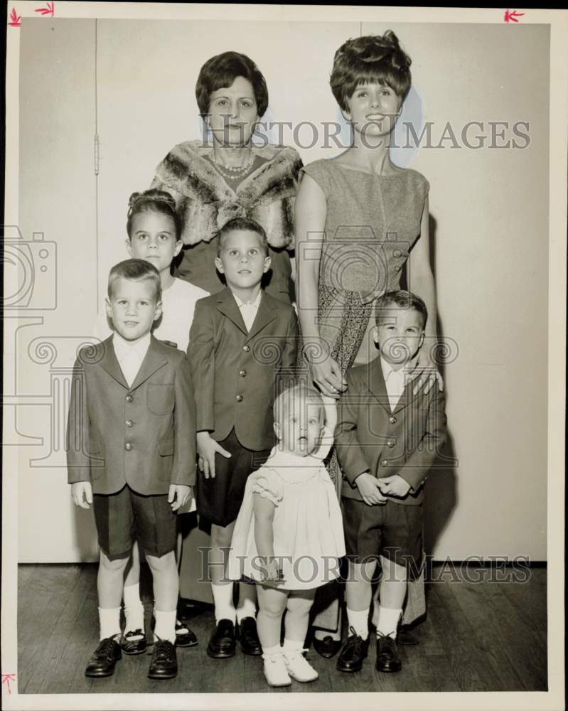 1965 Press Photo Mrs. Eaton Leland poses with daughter and grandchildren.- Historic Images