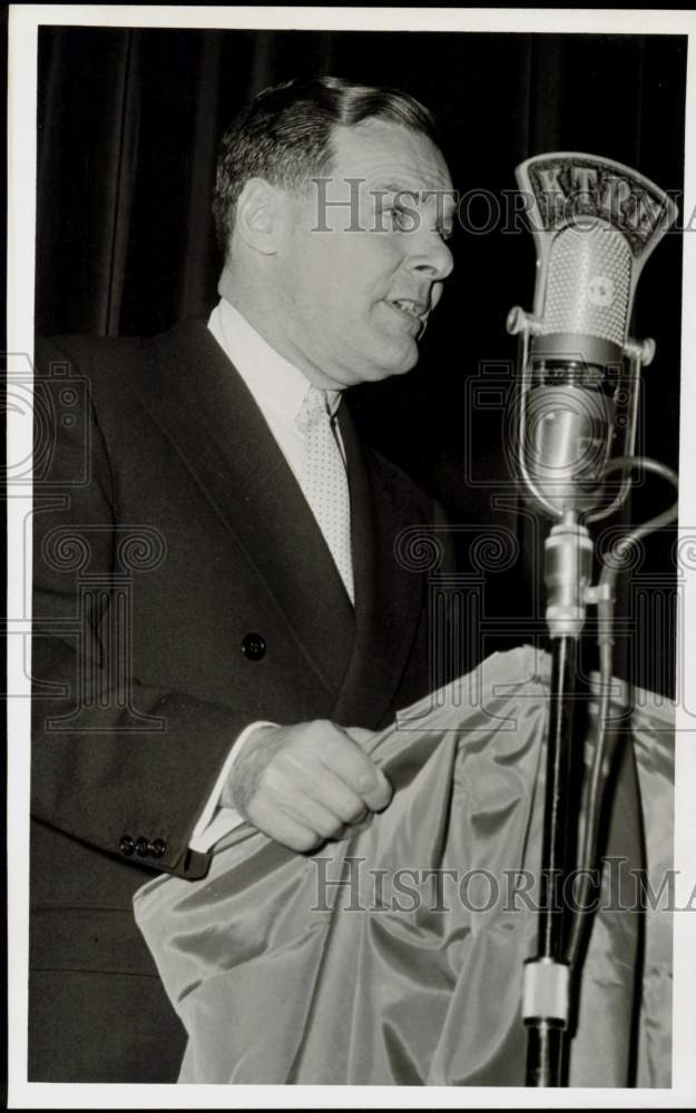 1954 Press Photo Henry Cabot Lodge, Jr., U.S. Ambassador speaks over KTRH- Historic Images