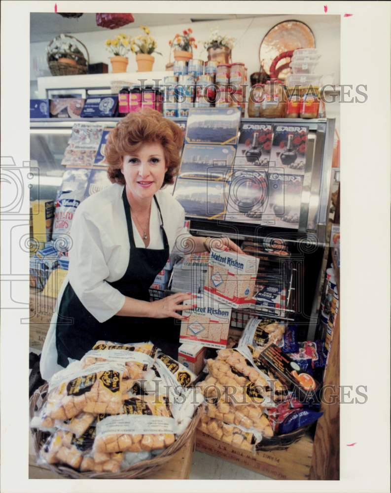 1988 Press Photo Ettienne Leibman shows Passover foods at Leibman&#39;s Fine Foods.- Historic Images