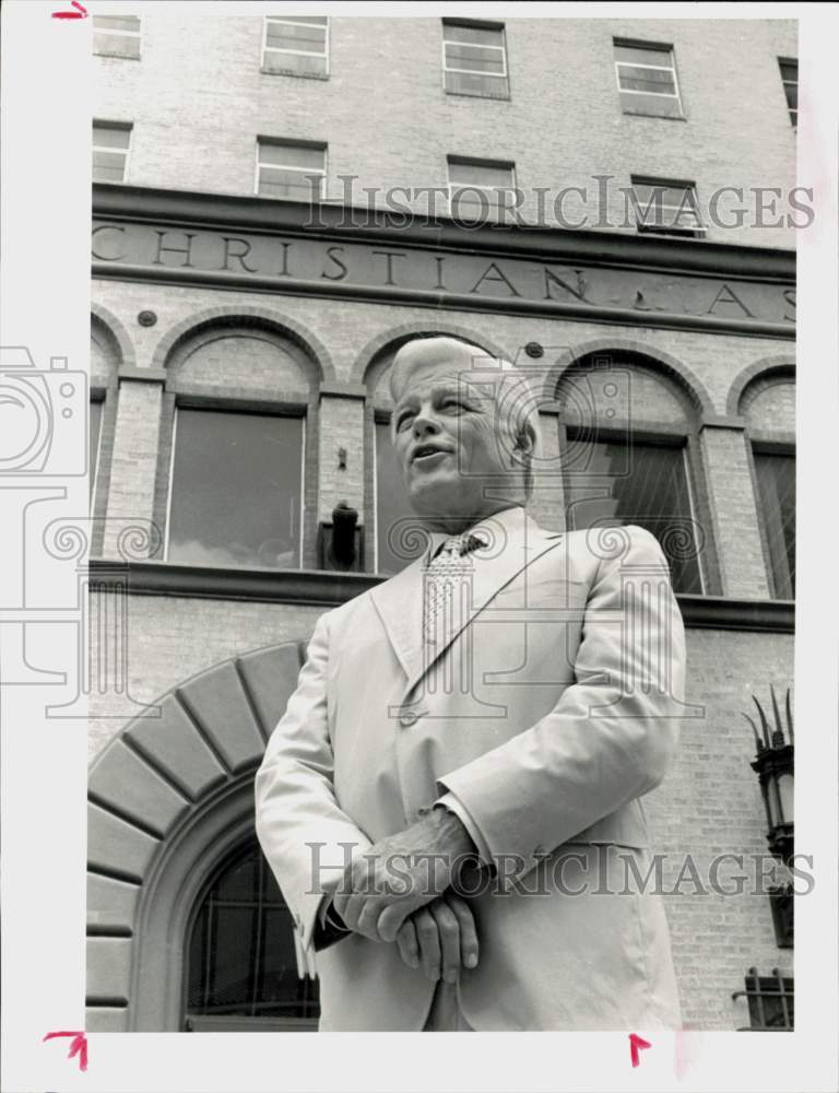 1987 Press Photo Bev Laws, Houston area YMCA President, outside building.- Historic Images