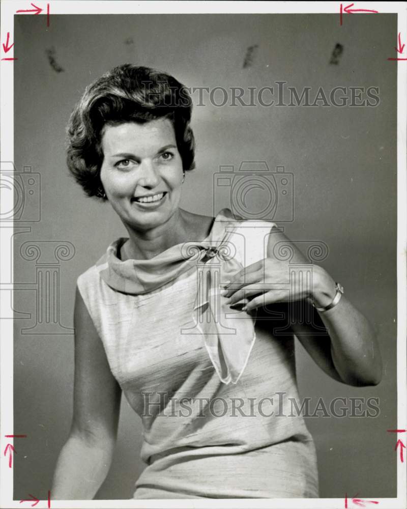 1969 Press Photo Carol Lane , women&#39;s travel director for Shell Oil, shows scarf- Historic Images