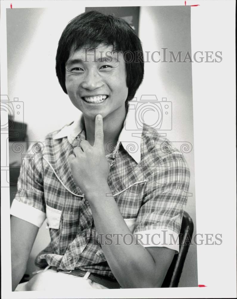 1980 Press Photo Houston ballet dancer Li Cunxin puts finger to chin.- Historic Images