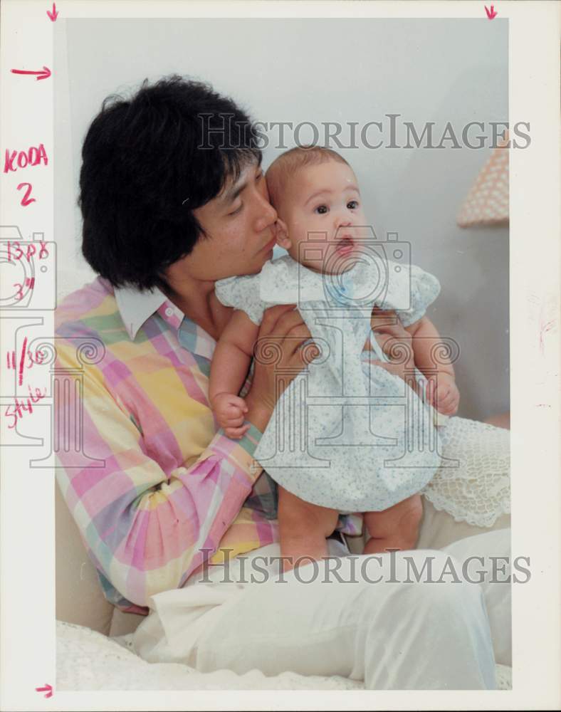 1989 Press Photo Houston Ballet dancer Li Cunxin with daughter Sophie Li.- Historic Images