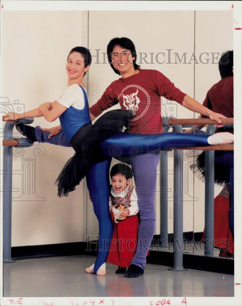 1991 Press Photo Li Cunxin, Mary McKendry and daughter at ballet barre- Historic Images