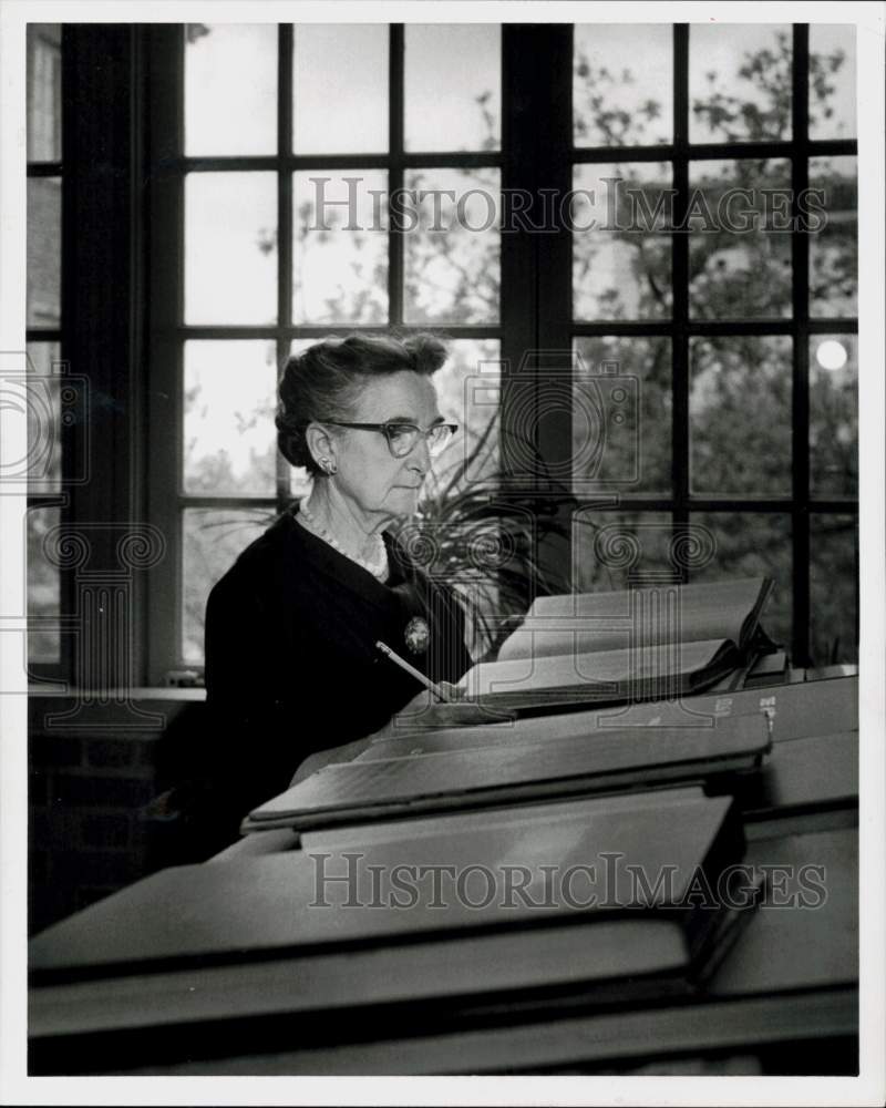 1961 Press Photo Louise Franklin working at Houston Public Library. - hpa93304- Historic Images