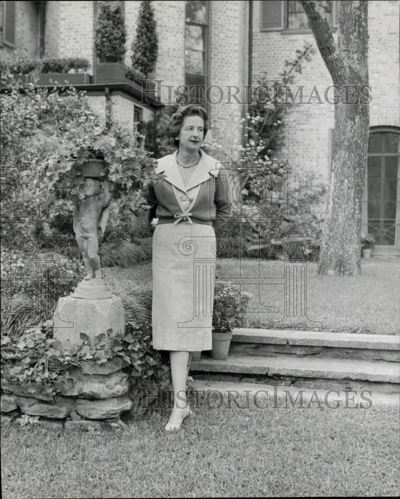 1961 Press Photo Mrs. James G. Lawhon serves as official hostess. - hpa93331- Historic Images