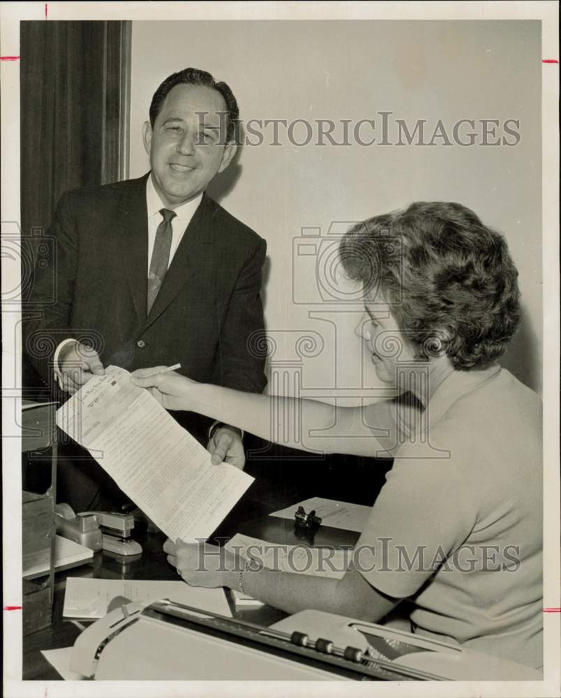 1967 Press Photo Louis Peters pays councilman filing fee to Doris Cowart.- Historic Images