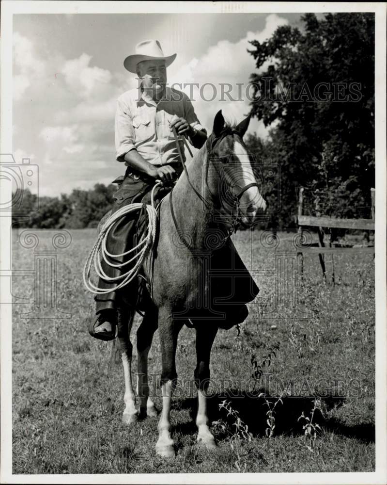 1968 Press Photo Reese Lockett, cowboy and Brenham Mayor rides his horse.- Historic Images