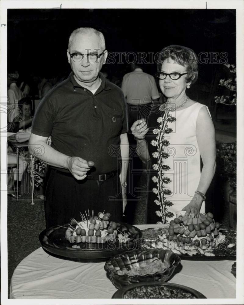 1967 Press Photo Mr. and Mrs. D.T. MacRoberts at Heritage Apartments party.- Historic Images