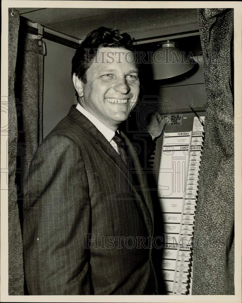 1968 Press Photo Don Yarborough, Texas Governor candidate, prepares to vote.- Historic Images