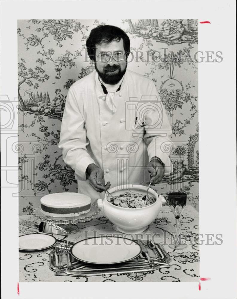 1983 Press Photo Rick Pomeroy, Sakowitz chef, shows pasta primavera and cassata.- Historic Images