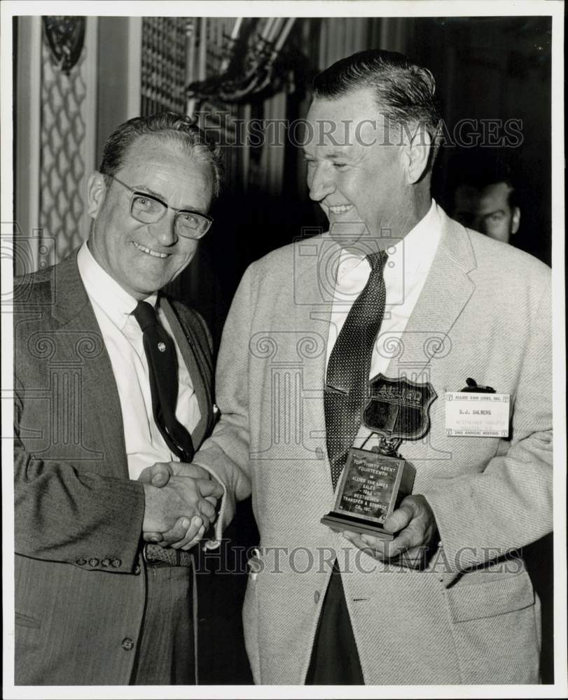 1962 Press Photo D.J. Dalberg presented Allied Van Lines award by Charles Morgan- Historic Images