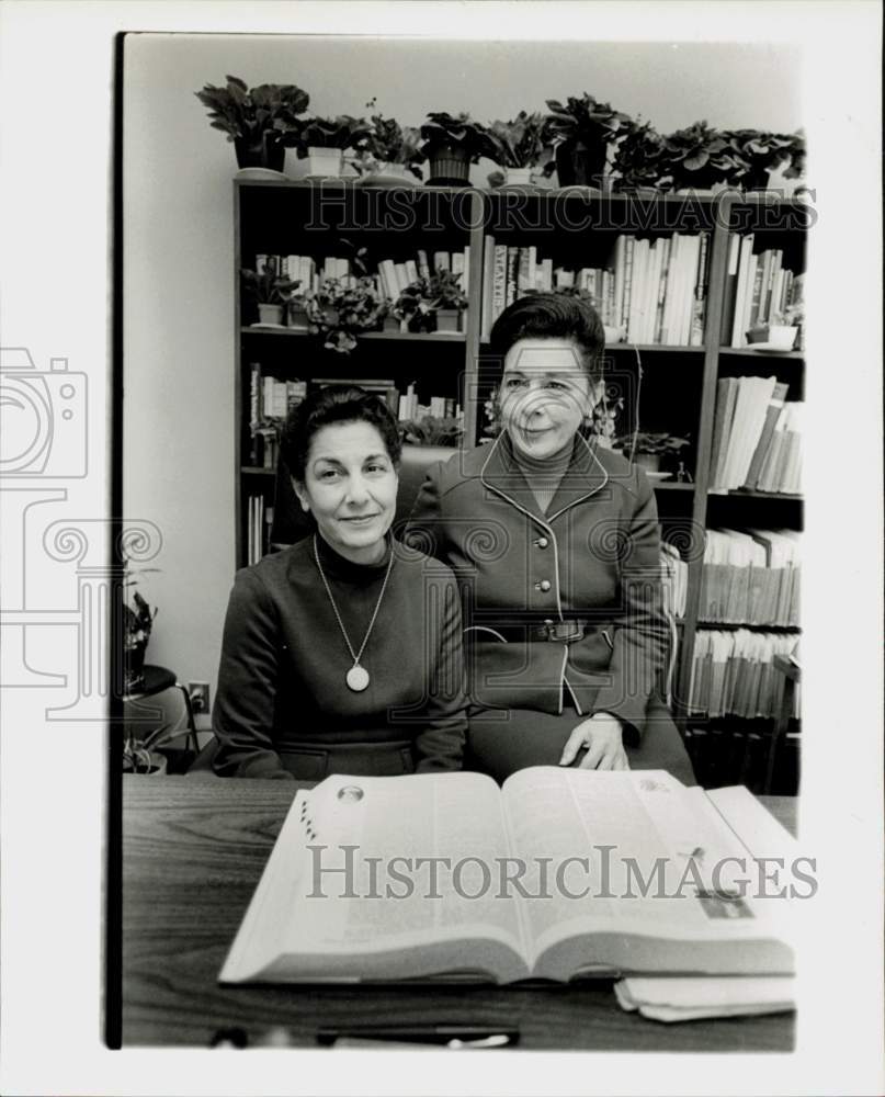 1977 Press Photo Selma DeBakey, teacher, and sister Lois, Baylor professor.- Historic Images