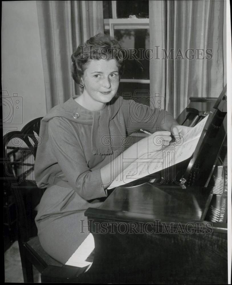 1960 Press Photo Letitia Breckenridge Lykes works on music score. - hpa93457- Historic Images