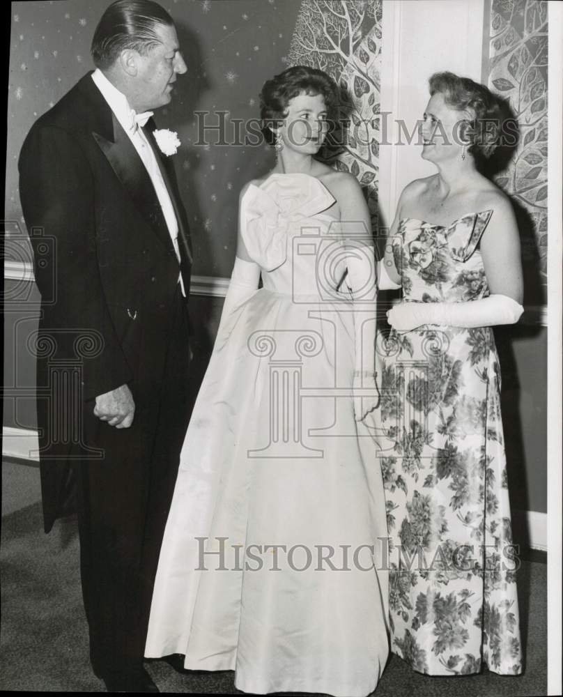 1958 Press Photo Letitia Breckenridge Lykes presented by parents at Allegro.- Historic Images