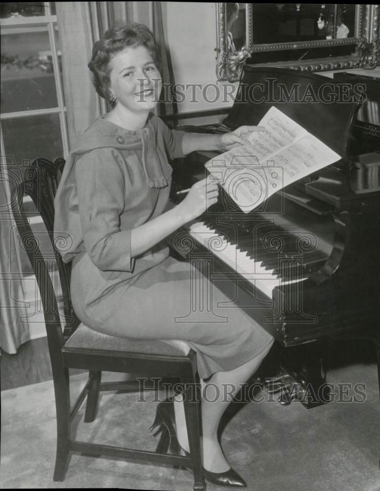 1958 Press Photo Letitia Breckenridge Lykes studies music score at piano.- Historic Images