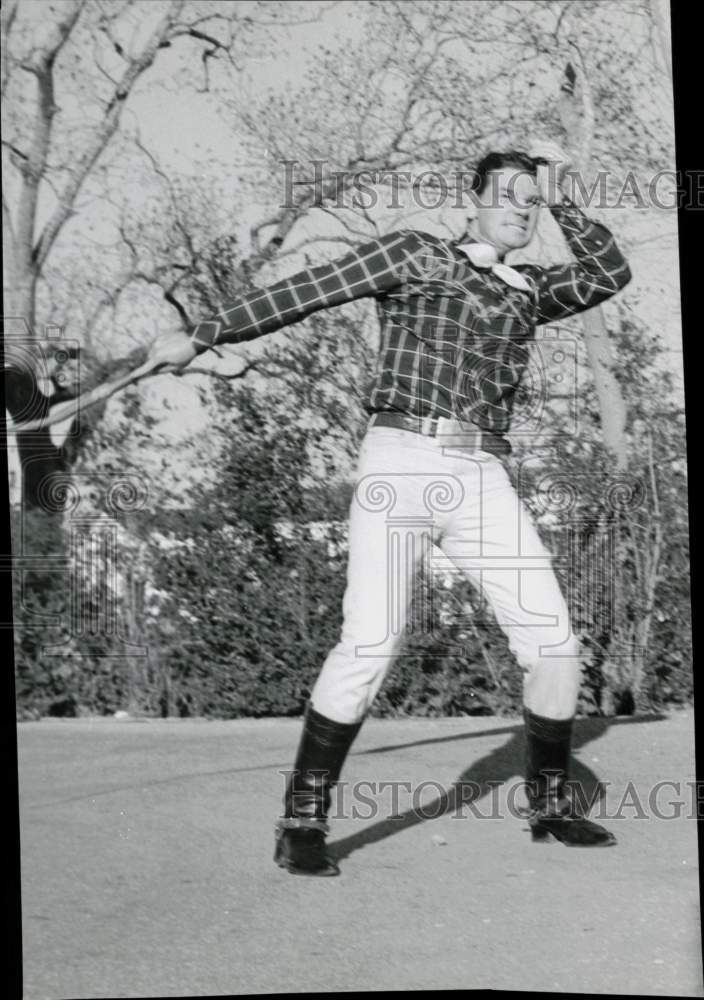 1961 Press Photo Bullwhip artist Rusty Ryan shows his art. - hpa93499- Historic Images