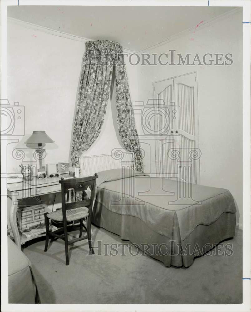 1967 Press Photo Ann Pearce&#39;s bedroom in the Louis Pearce home in West Loop.- Historic Images