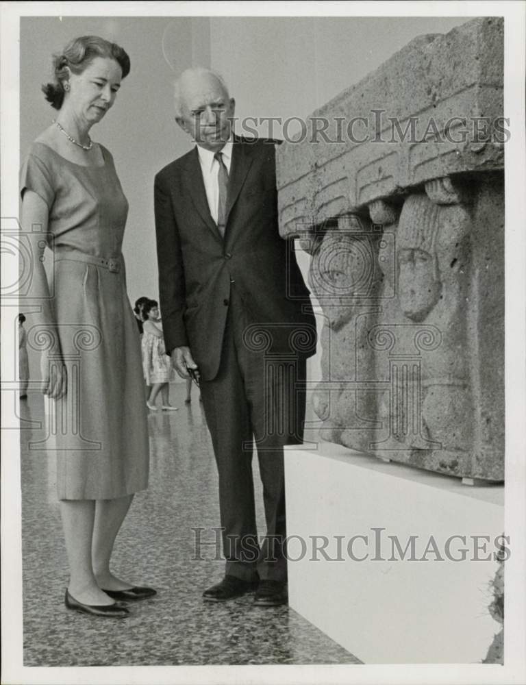 1963 Press Photo Matthew Stirlings with Olmec dwarf altar, excavated museum art- Historic Images