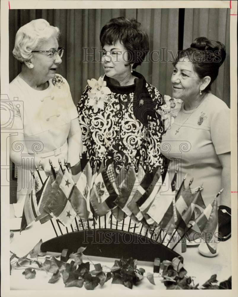 1969 Press Photo Mrs. C.J. Newby with Nicaraguan Pan American Round Table guests- Historic Images