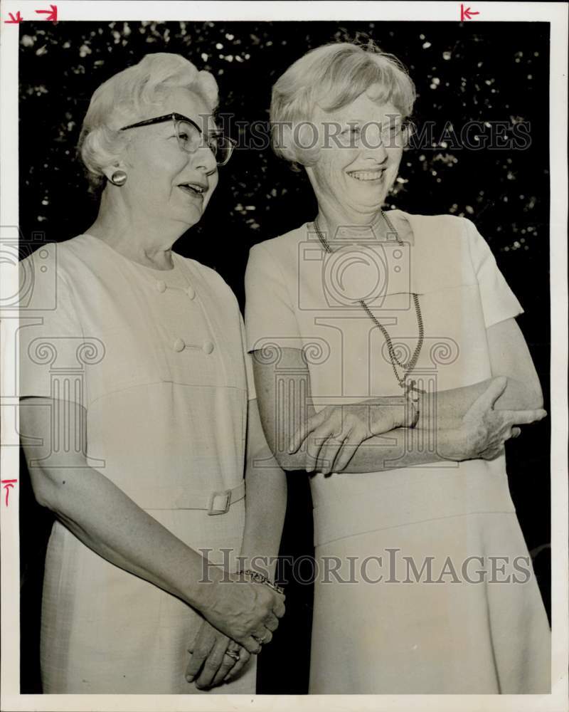 1968 Press Photo Mmes. Cedric Newby and John Johnson of Pan American Round Table- Historic Images