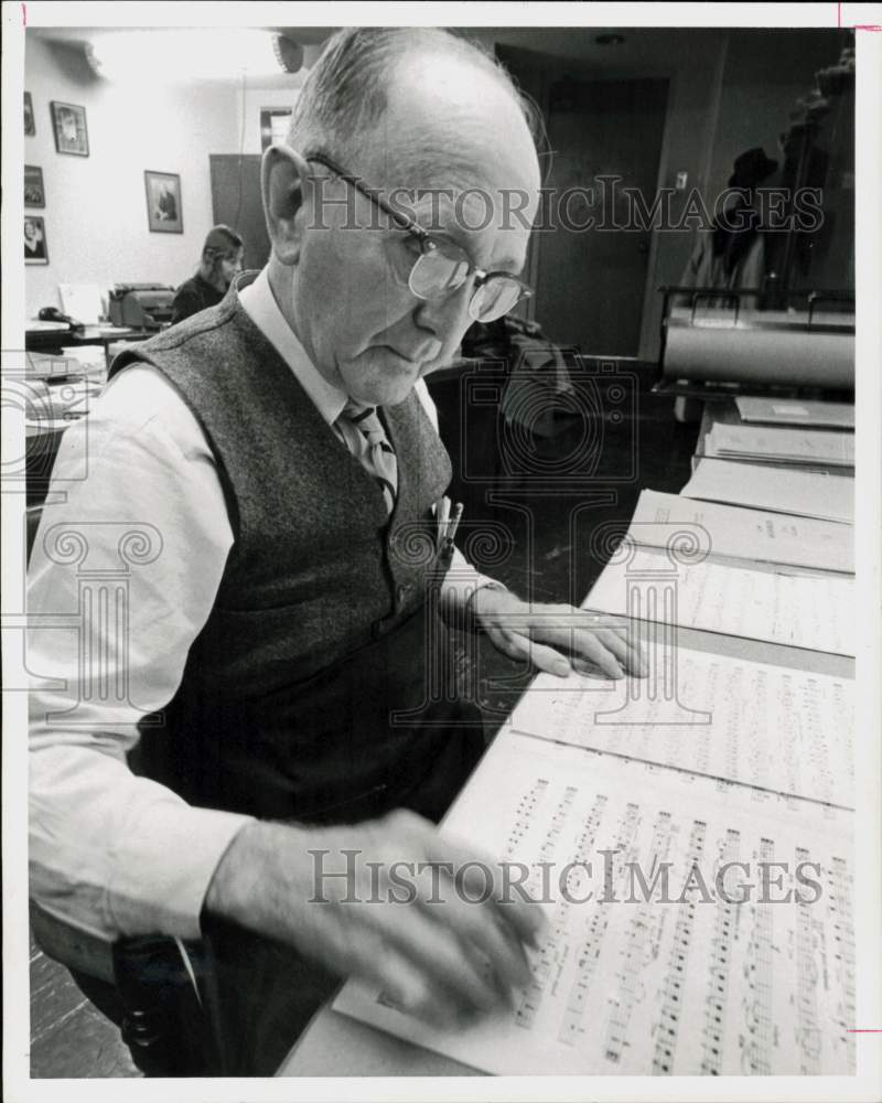 1964 Press Photo Ray Moore, Symphonic Music Librarian, copies conductor&#39;s notes.- Historic Images