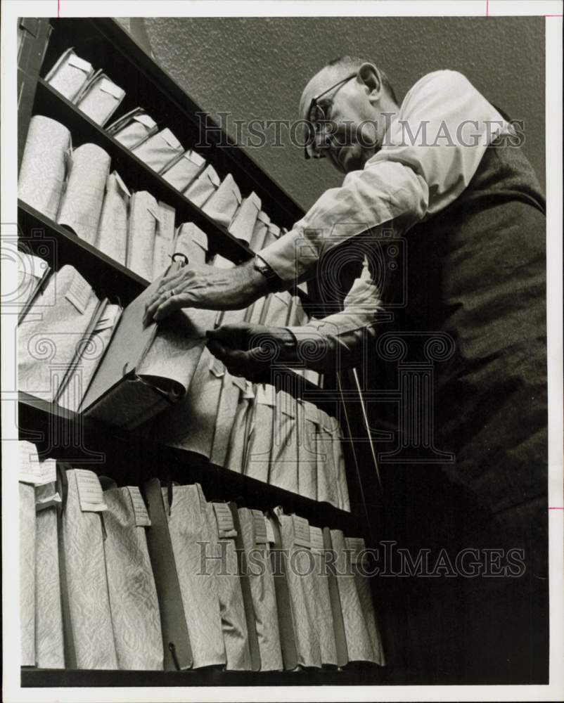 1964 Press Photo Ray Moore, Houston Symphony librarian, prepares music.- Historic Images