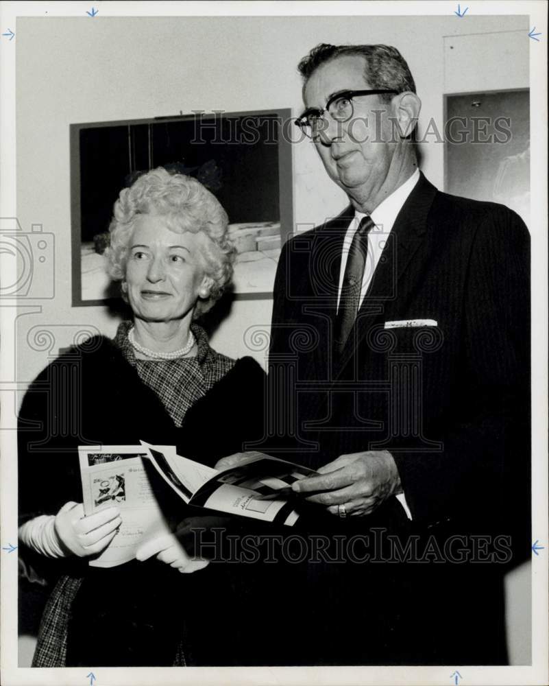 1963 Press Photo Mr. and Mrs. W.L. Miller attend Alley Theatre&#39;s &quot;The Hostage&quot;- Historic Images