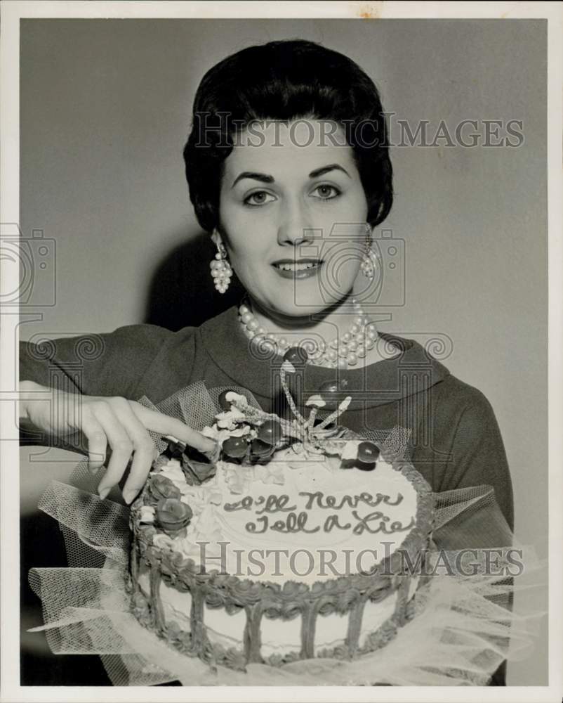 1957 Press Photo Jane Patton with George Washington cake at Stevens Charm school- Historic Images