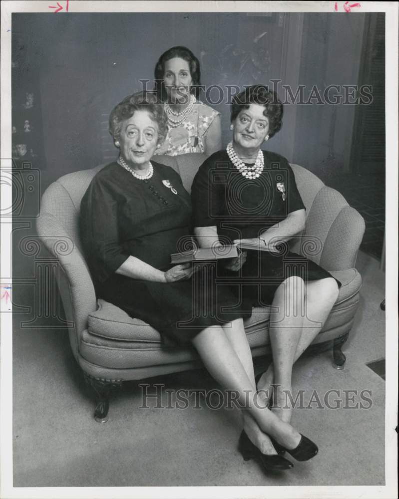 1965 Press Photo Mmes. Knight Parker, D.L.Deckham, Bates Nisbet view book.- Historic Images