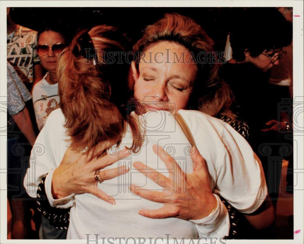 1993 Press Photo Mary Fisher, AIDS spokesperson hugged at community center.- Historic Images