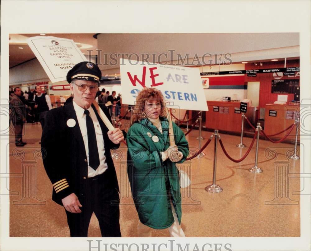 1989 Press Photo Dean Caple and Jo Herran walk picket at Hobby Airport.- Historic Images