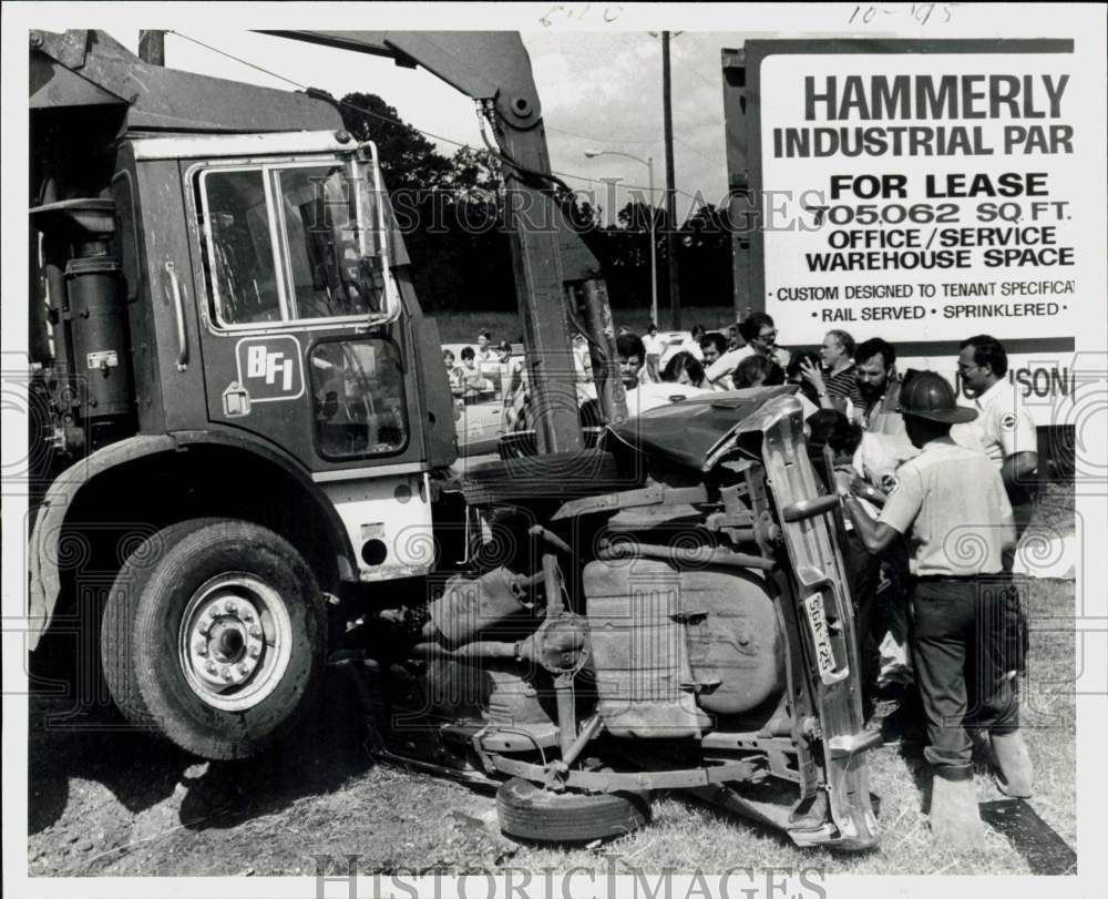 1982 Press Photo Site of truck and car accident near Hammerly Industrial Park.- Historic Images