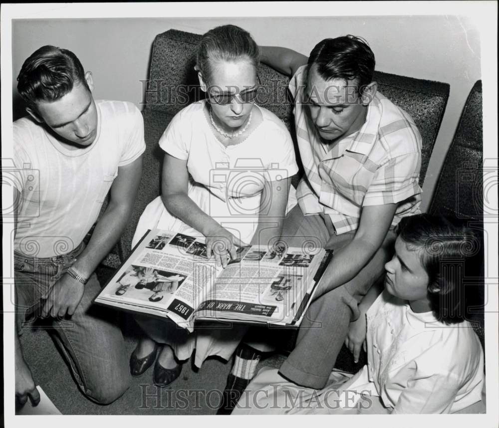 1959 Press Photo Radiation victim Jackson McVey and family read newspaper.- Historic Images