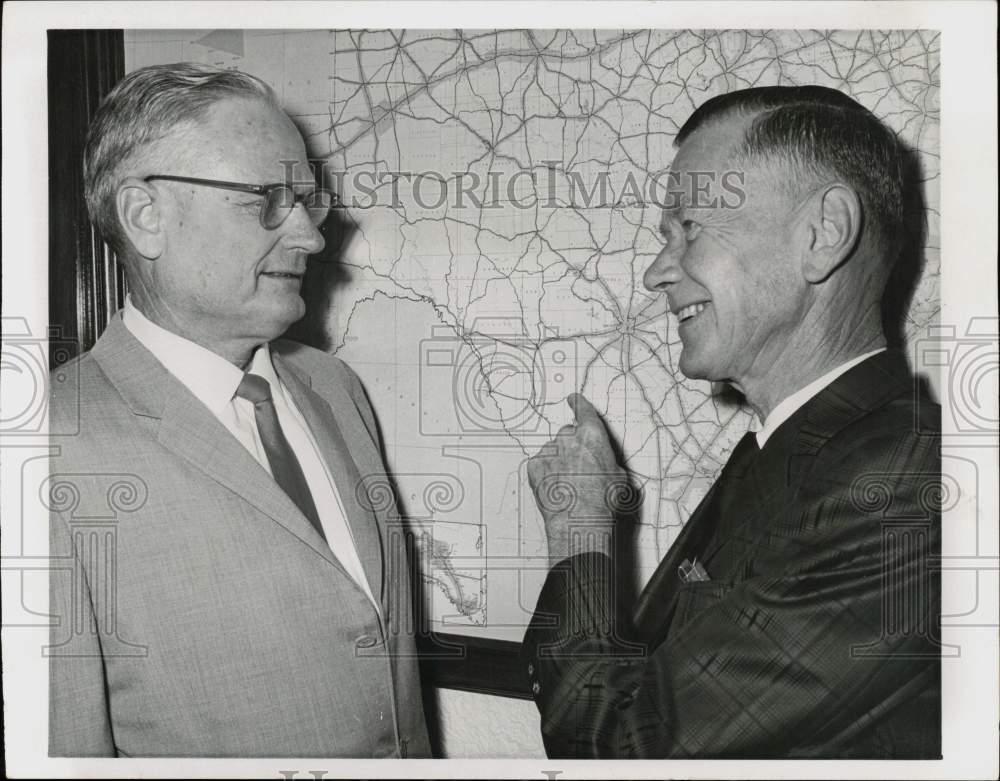 1967 Press Photo J.C. Dingwall and DeWitt Greer of Texas Highway Department chat- Historic Images