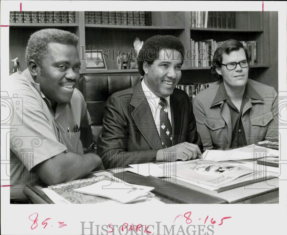 1977 Press Photo Reverend George May and deacons of South Park Baptist talking.- Historic Images