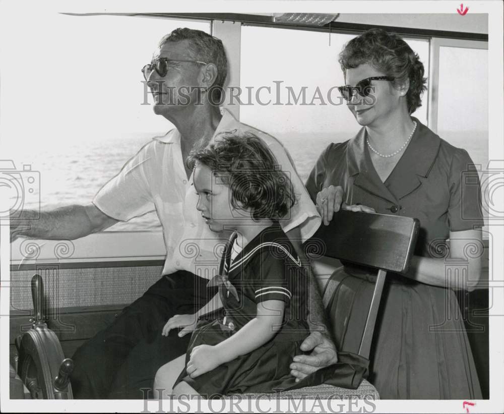 1961 Press Photo Michel Mellingers and Gwen Frazier aboard the Silver Mist.- Historic Images