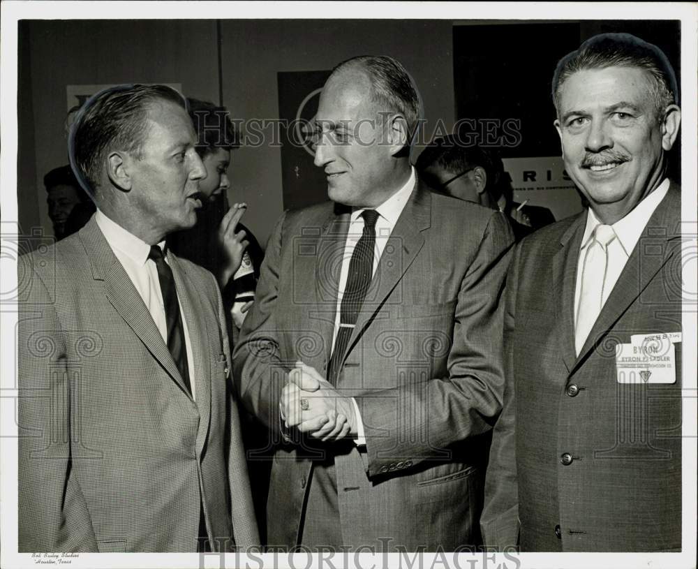 1963 Press Photo Larry Huse, Jan Engels, Byron Sadler discuss Fair Winds event.- Historic Images
