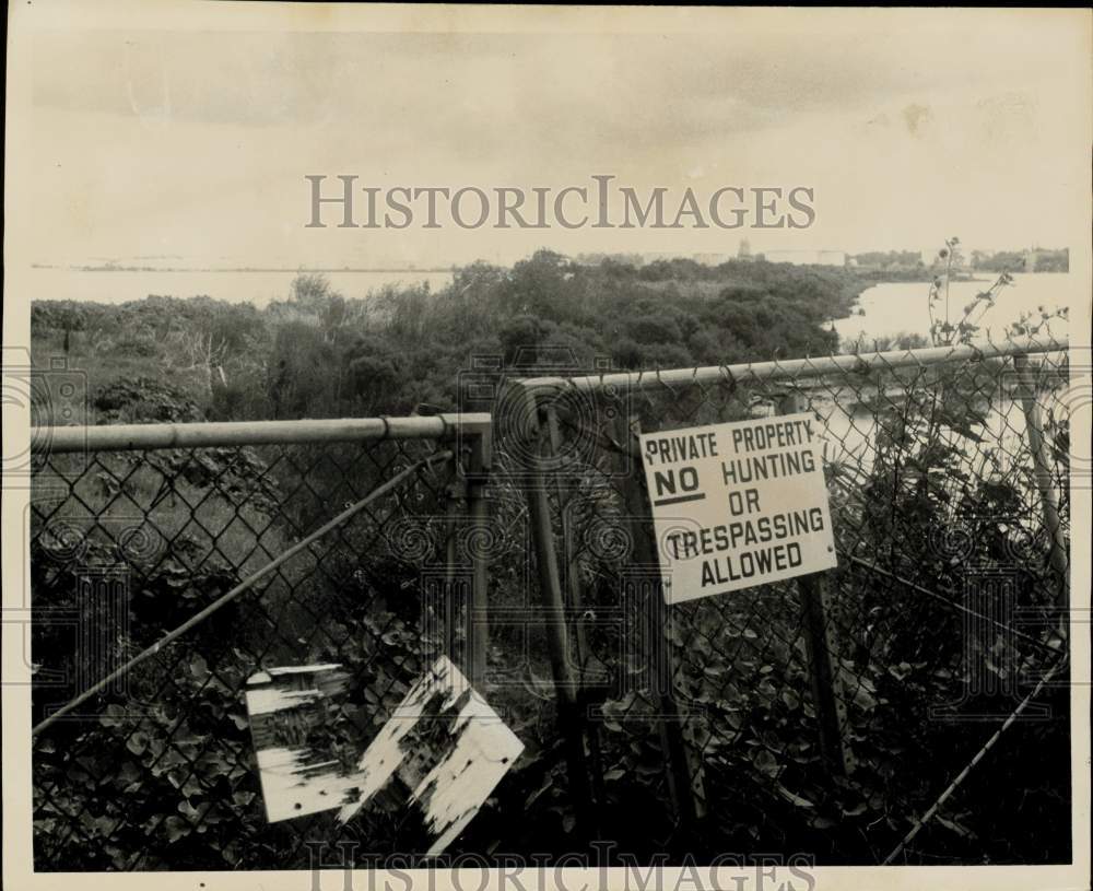 1971 Press Photo &quot;Private Property, No Hunting or Trespassing Sign&quot; on gate, TX- Historic Images