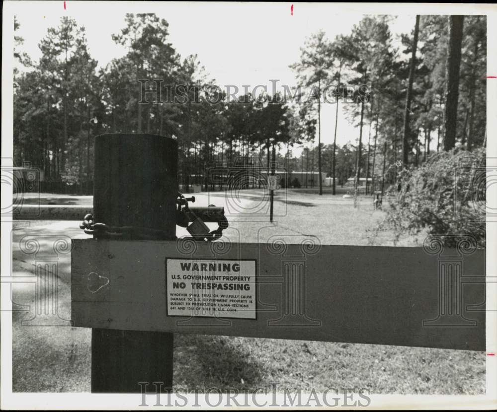 1970 Press Photo &quot;Warning, U.S. Government Property&quot; sign at center in Houston- Historic Images